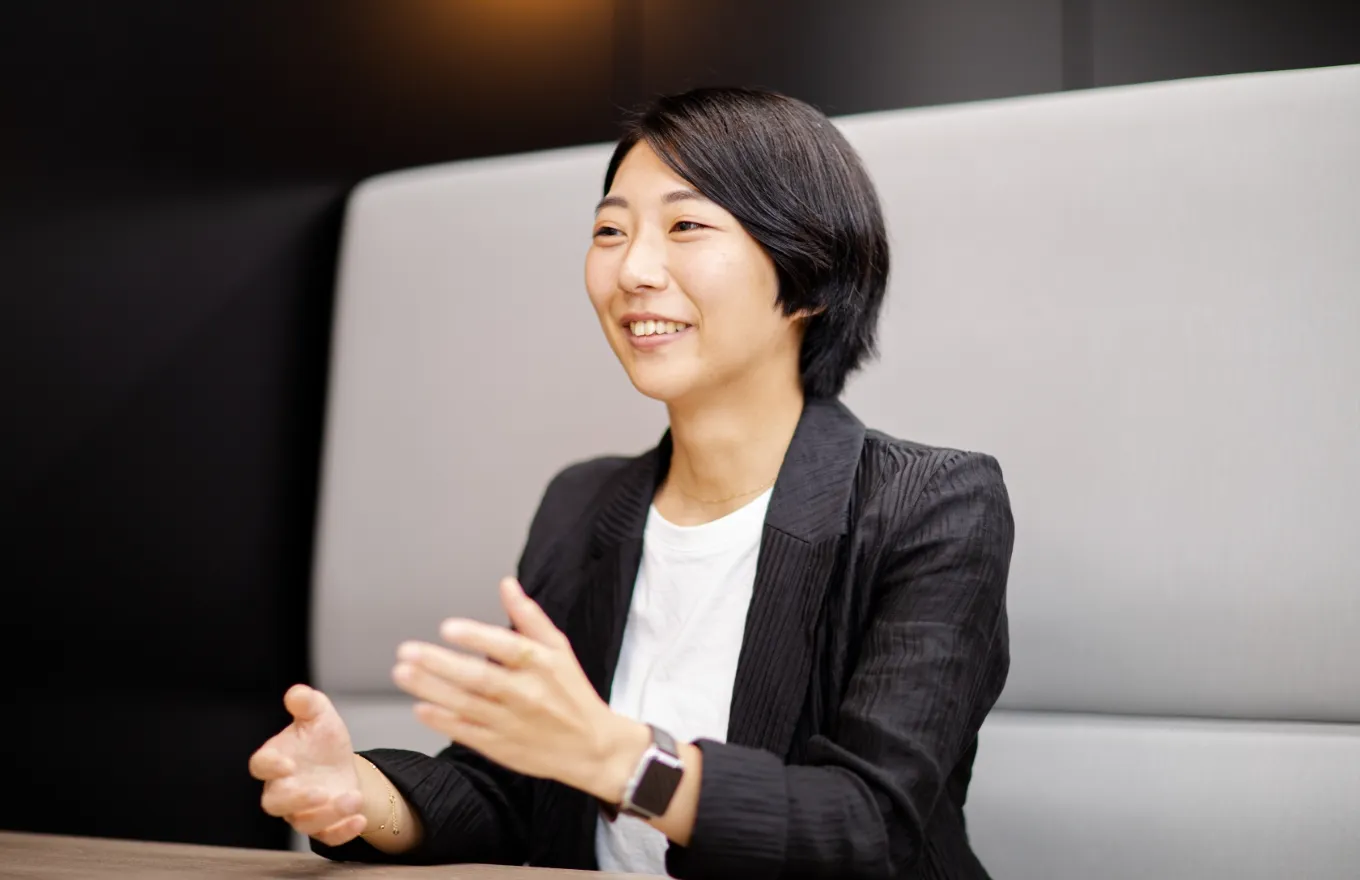 ンジニアリング事業部モバイルエンジニアリング2課 高橋さんインタビューの様子（1）