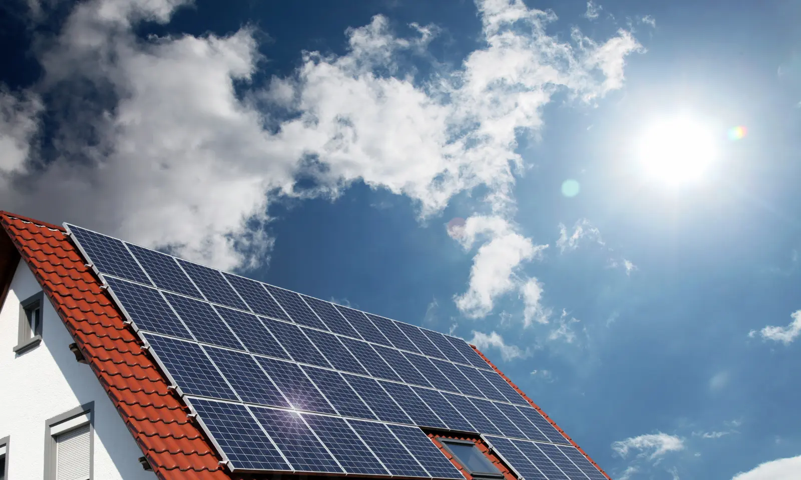 家庭用太陽光発電の導入メリットは？設置業者の選び方や保守の重要性、ZEH住宅の意義についても解説