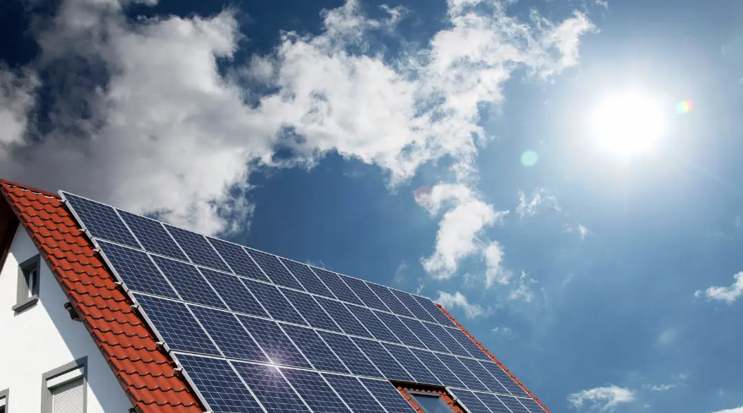 家庭用太陽光発電の導入メリットは？設置業者の選び方や保守の重要性、ZEH住宅の意義についても解説