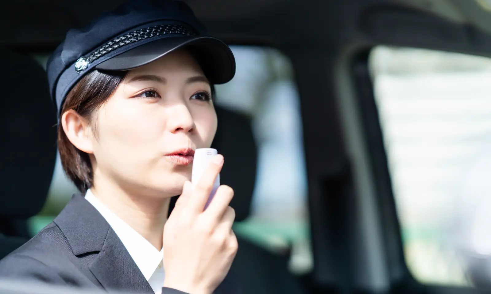 アルコールチェックの義務化で企業が行うべき対応や違反時の罰則について解説！