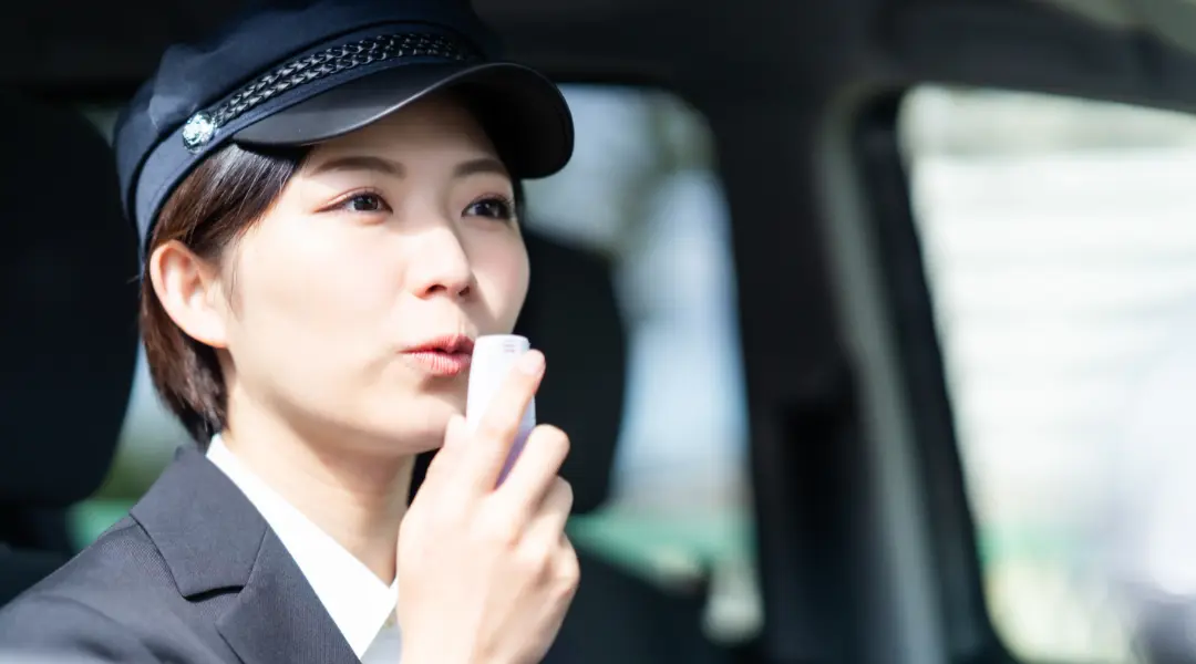 アルコールチェックの義務化で企業が行うべき対応や違反時の罰則について解説！