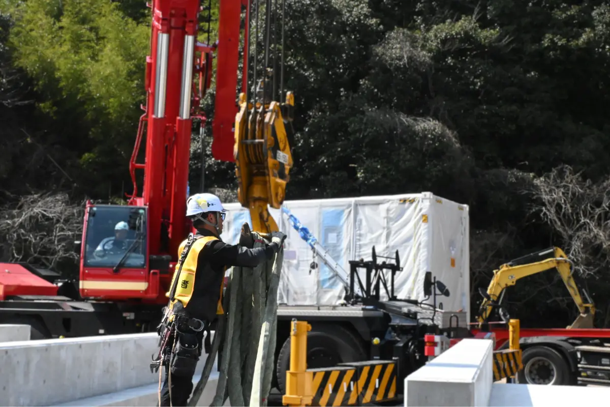 蓄電池の搬入と据付イメージ①