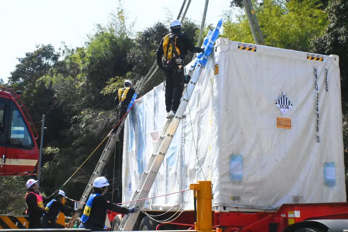 蓄電池の搬入と据付イメージ②