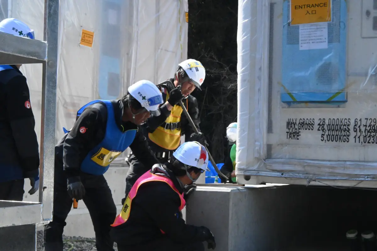 蓄電池の搬入と据付イメージ④