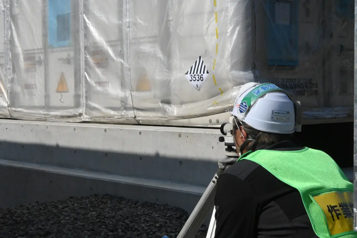 蓄電池の搬入と据付イメージ⑤